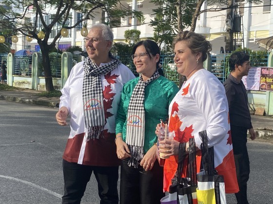 Foreign delegates at the opening ceremony of the 2023 Hau Giang ba ba Blouse Festival. (Photo: SGGP) Foreign delegates at the opening ceremony of the 2023 Hau Giang ba ba Blouse Festival. (Photo: SGGP)