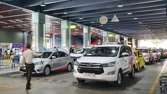 At present, airports across the country, particularly Noi Bai and Tan Son Nhat airports still require drivers to stop at toll booths to pay fees in cash. (Photo: SGGP)