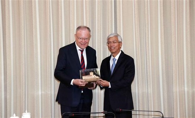 Vice Chairman of the municipal People’s Committee Vo Van Hoan (R) and visiting Minister-President of Lower Saxony Stephan Weil. (Photo: VNA) Vice Chairman of the municipal People’s Committee Vo Van Hoan (R) and visiting Minister-President of Lower Saxony Stephan Weil. (Photo: VNA)