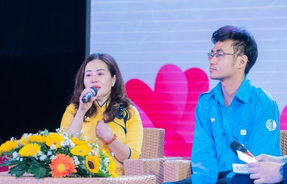 Exemplary models in expressing filial piety toward their parents participate in an exchange at the ceremony (Photo: SGGP) Exemplary models in expressing filial piety toward their parents participate in an exchange at the ceremony (Photo: SGGP)