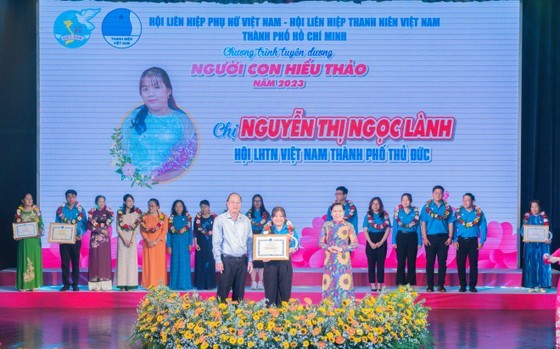 Vice Secretary of the HCMC Party’s Committee Nguyen Ho Hai honors outstanding people for their filial piety on October 7. (Photo: SGGP) Vice Secretary of the HCMC Party’s Committee Nguyen Ho Hai honors outstanding people for their filial piety on October 7. (Photo: SGGP)