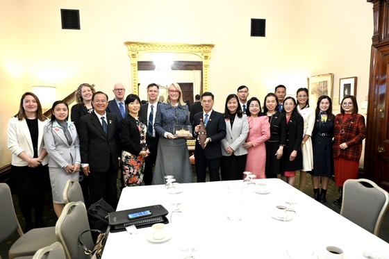 The HCMC delegation attends a working session with Melbourne Lord Mayor, Sally Capp. (Photo: SGGP) The HCMC delegation attends a working session with Melbourne Lord Mayor, Sally Capp. (Photo: SGGP)