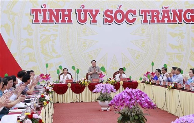 NA Chairman Vuong Dinh Hue (C) speaks at the working session with representatives from the provincial Party Committee’s Standing Board on October 9. (Photo: VNA)