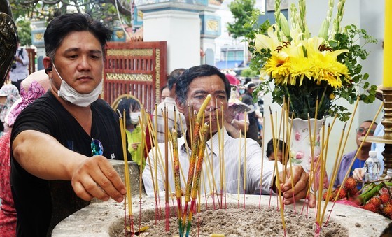 Visitors offer incense to national hero Nguyen Trung Truc. (Photo: SGGP) Visitors offer incense to national hero Nguyen Trung Truc. (Photo: SGGP)