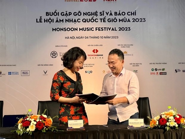 MMF founder and director Quoc Trung (right), and a representative of Techcombank, To Thi Phuong Thuy, exchange the signed document on the establishment of the 'Inspire Your Next Fund' to support Vietnamese young and talented artists. (Photo: VNA) MMF founder and director Quoc Trung (right), and a representative of Techcombank, To Thi Phuong Thuy, exchange the signed document on the establishment of the 'Inspire Your Next Fund' to support Vietnamese young and talented artists. (Photo: VNA)