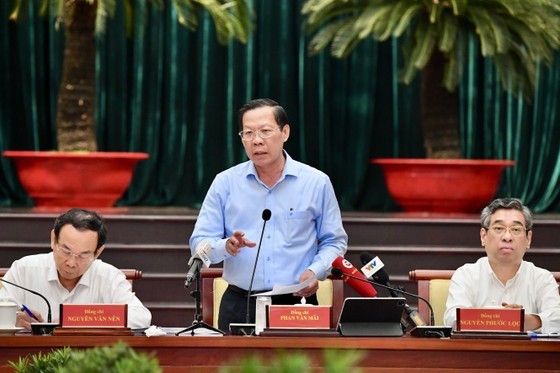 Chairman of the HCMC People’s Committee Phan Van Mai speaks at the conference. (Photo: SGGP)