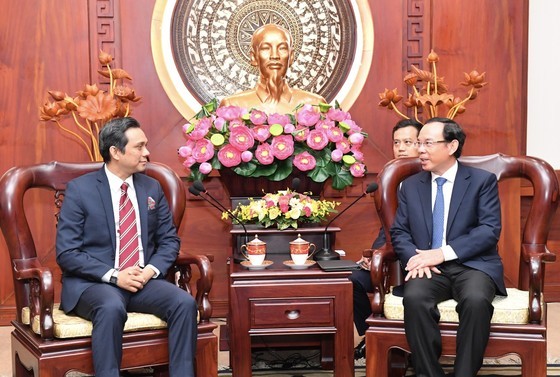 Secretary of the HCMC Party Committee Nguyen Van Nen (R) receives Malaysian Consul General in HCMC, Firdauz Bin Othman. (Photo: SGGP) Secretary of the HCMC Party Committee Nguyen Van Nen (R) receives Malaysian Consul General in HCMC, Firdauz Bin Othman. (Photo: SGGP)