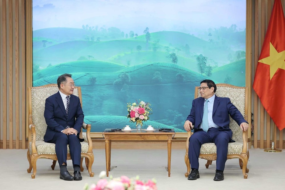Prime Minister Pham Minh Chinh (R) and Vice President and CEO of Amkor Technology Ji Rong-rip (Photo: VNA) Prime Minister Pham Minh Chinh (R) and Vice President and CEO of Amkor Technology Ji Rong-rip (Photo: VNA)