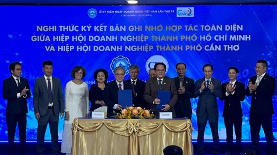 The Ho Chi Minh City Union of Business Associations (HUBA) and the Can Tho City Union of Business Associations sign a cooperation agreement. (Photo: SGGP) The Ho Chi Minh City Union of Business Associations (HUBA) and the Can Tho City Union of Business Associations sign a cooperation agreement. (Photo: SGGP)