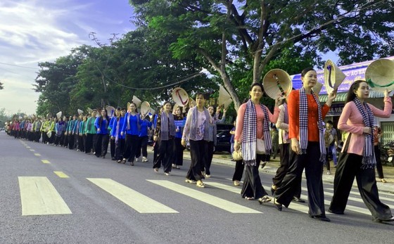 Women wearing Ao ba ba (ba ba blouse) participate in the parade. (Photo: SGGP)