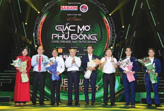 Vice Secretary of the HCMC Party Committee Nguyen Ho Hai (2nd, L) and city&apos;s leaders offer flowers to the organization board. (Photo: SGGP)