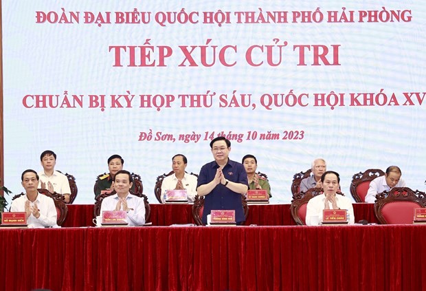 NA Chairman Vuong Dinh Hue and other NA deputies of Hai Phong city at the meeting with voters in Do Son district on October 14 (Photo: VNA)