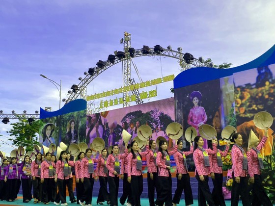 Nearly 4,500 women join ba ba blouse, and Ao Dai parade in Can Tho City on October 14. (Photo: SGGP)