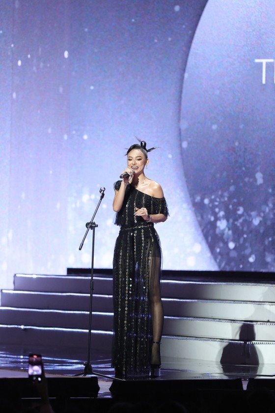 Model Mai Ngo speasks in the competition of presentation and promotion of tourism and cuisine