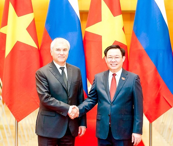 NA Chairman Vuong Dinh Hue (R) and Chairman of the State Duma of the Federal Assembly of the Russian Federation Vyacheslav Victorovich Volodin (Photo: SGGP) NA Chairman Vuong Dinh Hue (R) and Chairman of the State Duma of the Federal Assembly of the Russian Federation Vyacheslav Victorovich Volodin (Photo: SGGP)