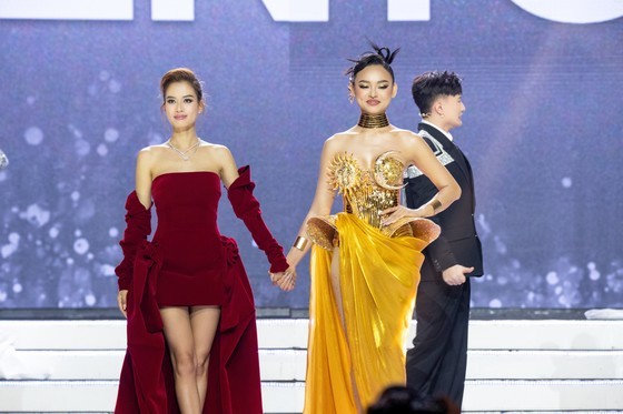 Models Mai Ngo (R) and Nguyen Dinh Nhu Van