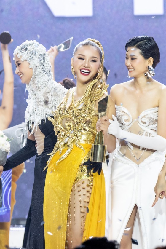 Model Le Thu Trang is named the winner of the first season of The New Mentor reality television series.
