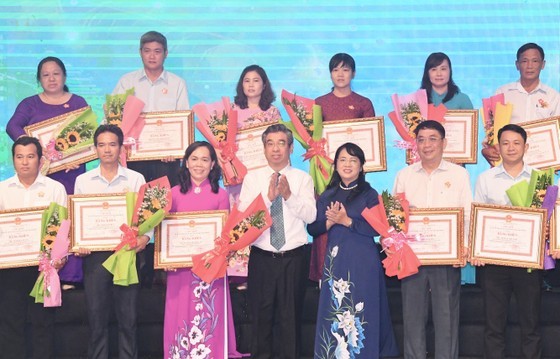 HCMC's leaders present certificates of merit to excellent farmers. (Photo: SGGP) HCMC's leaders present certificates of merit to excellent farmers. (Photo: SGGP)