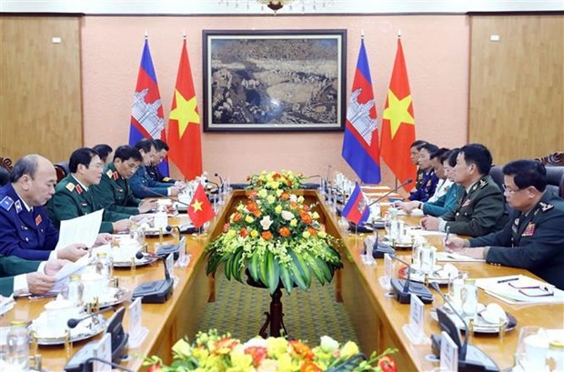 At the talks between Chief of the General Staff of the Vietnam People’s Army (VPA) and Deputy Minister of National Defence Sen. Lieut. Gen. Nguyen Tan Cuong and visiting Commander-in-Chief of the Royal Cambodian Armed Forces General Vong Pisen in Hanoi on October 17. (Photo: VNA) At the talks between Chief of the General Staff of the Vietnam People’s Army (VPA) and Deputy Minister of National Defence Sen. Lieut. Gen. Nguyen Tan Cuong and visiting Commander-in-Chief of the Royal Cambodian Armed Forces General Vong Pisen in Hanoi on October 17. (Photo: VNA)