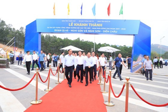 Deputy PM Tran Hong Ha and officials attend the inauguration ceremony of the National Highway 45 – Nghi Son and Nghi Son – Dien Chau expressways on October 18. (Photo: SGGP)