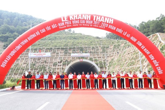 Leaders and officials cut the ribbon to inaugurate the National Highway 45 – Nghi Son and Nghi Son – Dien Chau expressways on October 18. (Photo: SGGP)