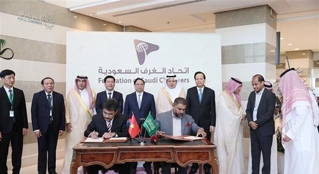 Vietnamese and Saudi tourism companies sign a cooperation agreement. (Photo: VNA) Vietnamese and Saudi tourism companies sign a cooperation agreement. (Photo: VNA)