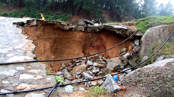 Landslides cause dangerous deep hole on the coastal defense route in Ha Tinh. (Photo: SGGP)