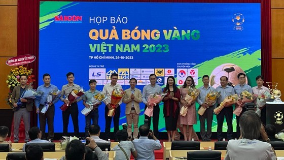 The organization board offers flowers to sponsors of the Golden Ball Awards 2023. (Photo: SGGP)