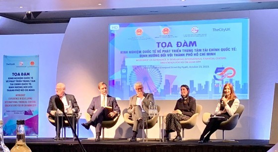A discussion on &quot;International experience on the development of an international financial center: development orientations of HCMC&quot; was held in London on October 23 (local time). (Photo: SGGP)