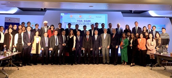 Vice Chairman of HCMC People&apos;s Committee Vo Van Hoan and a delegation of the city&apos;s officials attend the event. (Photo: SGGP)