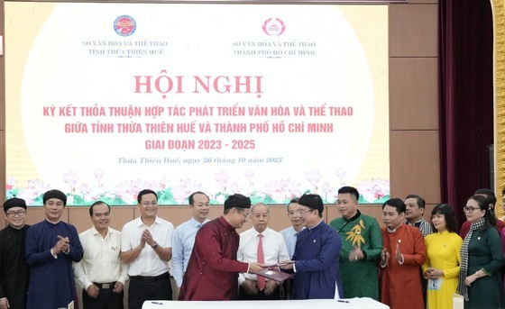 The Departments of Culture and Sports of HCMC and Thua Thien-Hue Province on October 26 signed an agreement on strengthening cooperation and development of cultural and sports activities in the 2023-2025 period between the two localities. (Photo: SGGP) The Departments of Culture and Sports of HCMC and Thua Thien-Hue Province on October 26 signed an agreement on strengthening cooperation and development of cultural and sports activities in the 2023-2025 period between the two localities. (Photo: SGGP)