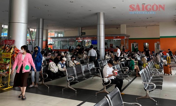 At Da Lat City Coach Station in the afternoon of October 29, many passengers were waiting for buses to travel to HCMC. At Da Lat City Coach Station in the afternoon of October 29, many passengers were waiting for buses to travel to HCMC.