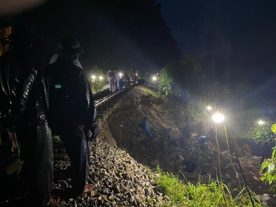A clear-up operation has been underway after a landslide incident occurred on the North-South Railway route passing Lien Chau Village in Vu Quang District’s Duc Lien Commune.
