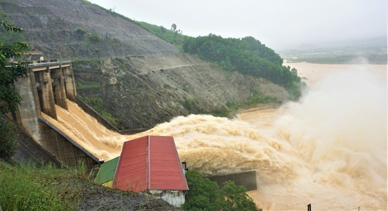 The Ho Ho hydropower plant in Huong Khe District opens its gate releasing 220 cubic meters per second.