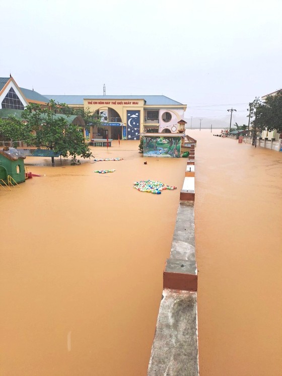 A school is submerged in water in Huong Thuy Commune in Huong Khe District.