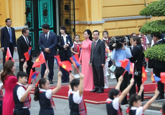 State President Vo Van Thuong and his spouse host an official welcoming ceremony for Mongolian President Ukhnaagiin Khurelsukh and his spouse at the Presidential Palace in Hanoi on November 1. (Photo: SGGP)