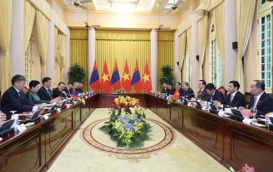 At the talk between the top leaders (Photo: SGGP)