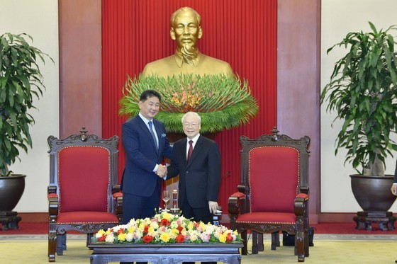 General Secretary Nguyen Phu Trong (R) receives Mongolian President Ukhnaagiin Khurelsukh who is on a five-day State visit to Vietnam. (Photo: SGGP)