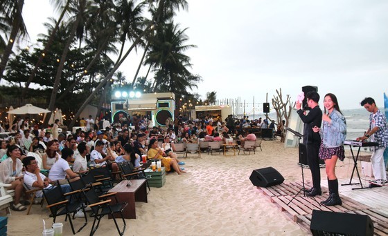 An outdoor music performance on the beach in the Ham Tien – Mui Ne tourist area attracts many young people.