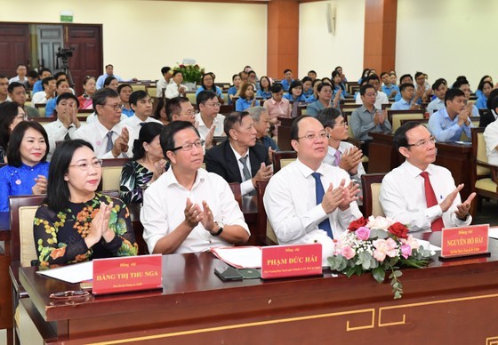 HCMC's leaders attend the ceremony to award Party membership badges to veteran revolutionary cadres on November 5. (Photo: SGGP) HCMC's leaders attend the ceremony to award Party membership badges to veteran revolutionary cadres on November 5. (Photo: SGGP)