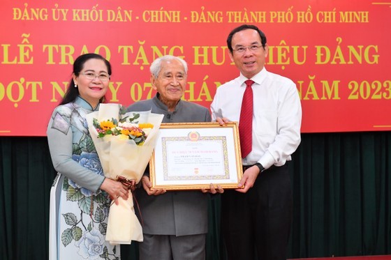 Secretary of the HCMC Party Committee Nguyen Van Nen (R) and Chairwoman of the HCMC People’s Council Nguyen Thi Le (L) present the 70-year Party membership badge to Party member Pham Van Bay. (Photo: SGGP) Secretary of the HCMC Party Committee Nguyen Van Nen (R) and Chairwoman of the HCMC People’s Council Nguyen Thi Le (L) present the 70-year Party membership badge to Party member Pham Van Bay. (Photo: SGGP)