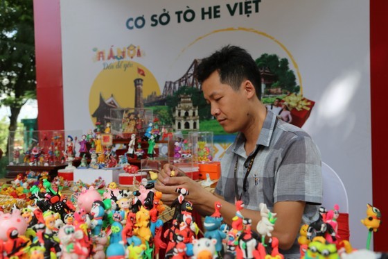 Hanoi Tourism Gift Festival 2023 promotes souvenirs and craft products of craft villages, gift production businesses, provinces, and cities nationwide. (Photo: SGGP)