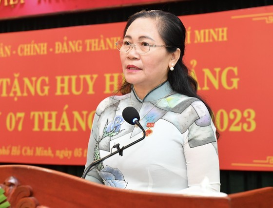 Chairwoman of the HCMC People’s Council Nguyen Thi Le expresses her joy at receiving the 30-year Party membership badge. (Photo: SGGP) Chairwoman of the HCMC People’s Council Nguyen Thi Le expresses her joy at receiving the 30-year Party membership badge. (Photo: SGGP)