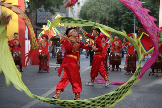 A kylin and dragon dance (Photo: SGGP)