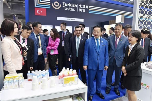 Deputy Prime Minister Tran Hong Ha tours the booth run by the Vietnamese dairy firm TH True Milk at the 6th CIIE. (Photo: VNA) Deputy Prime Minister Tran Hong Ha tours the booth run by the Vietnamese dairy firm TH True Milk at the 6th CIIE. (Photo: VNA)