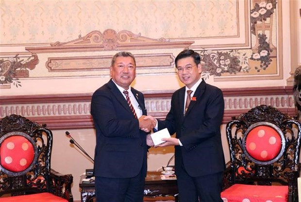 Vice Chairman of the People’s Council of HCMC Nguyen Van Dung (R) receives Chairman Wada Kenji of the Friendship Parliamentarians’ Association of Japan’s Osaka prefecture (Photo: VNA)