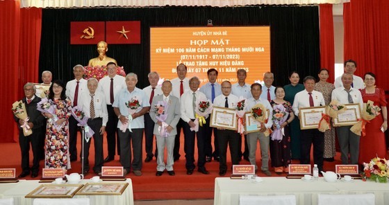 Vice Secretary of the HCMC Party Committee Nguyen Ho Hai attends a ceremony of awarding Party membership badges to 21 Party members in Nha Be District.