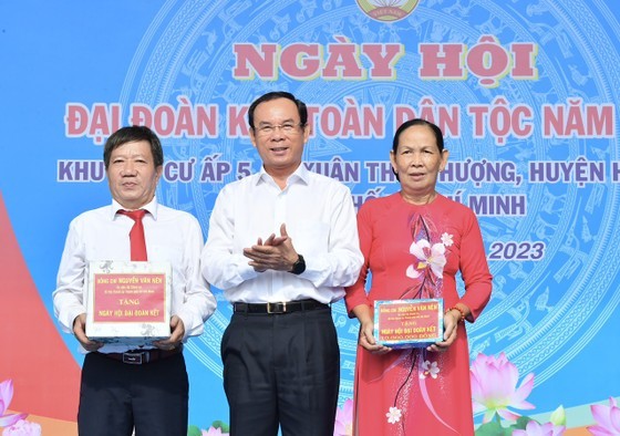 Secretary of the HCMC Party Committee Nguyen Van Nen (C) offers gifts to Xuan Thoi Thuong Commune’s Village 5 of Hoc Mon District in the city on November 7. (Photo: SGGP)