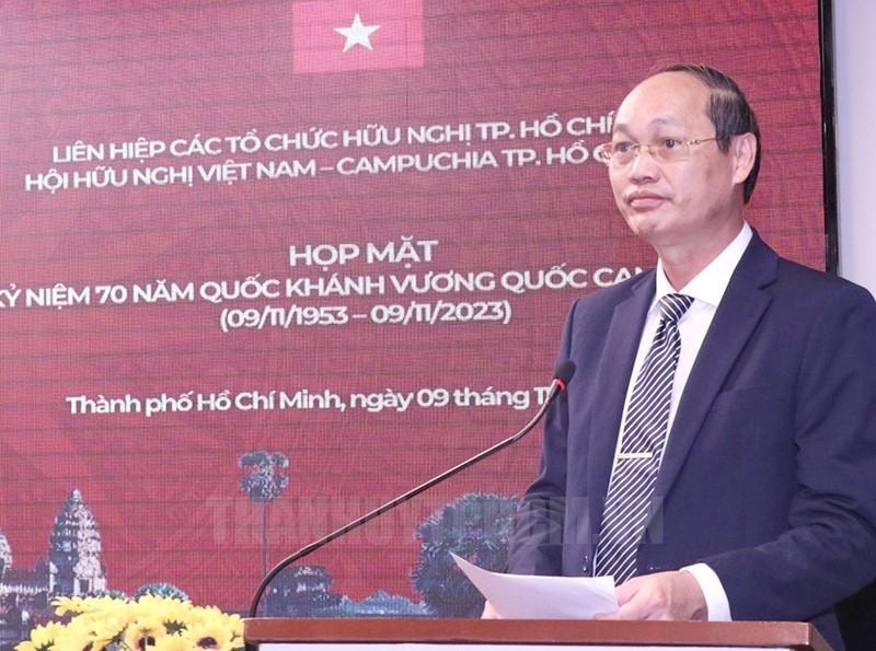 Commander of the HCMC High Command and HCMC Union of Friendship Organizations (HUFO) President Lieutenant General Nguyen Van Nam speaks at the event. (Photo: hcmcpv)