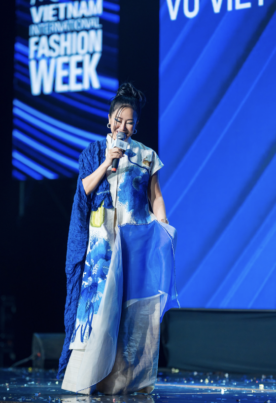 Pop star Hong Nhung performs in the opening ceremony of the fashion show. Pop star Hong Nhung performs in the opening ceremony of the fashion show.